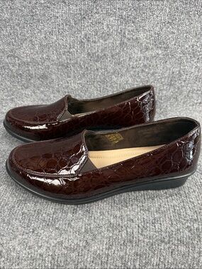 Flexus Women’s Slip-On Loafer in Brown Croc Patent Size 9 EU 40